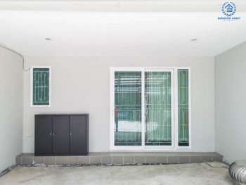 *****ทาวน์เฮ้าส์มือสองย่านปทุมธานี ม.ชวนชื่นทาวน์ รังสิต-คลอง1 เนื้อที่กว้างถึงเกือบ 23 ตร.ว. ฟังก์ชันจัดเต็ม 4 ห้องนอน 3 ห้องน้ำ 2 ที่จอดรถ บนทำเลเข้า-ออกเมืองสะดวก ใกล้รถไฟฟ้าสายสีแดง "สถานีรังสิต" และทางด่วน "อุตราภิมุข"